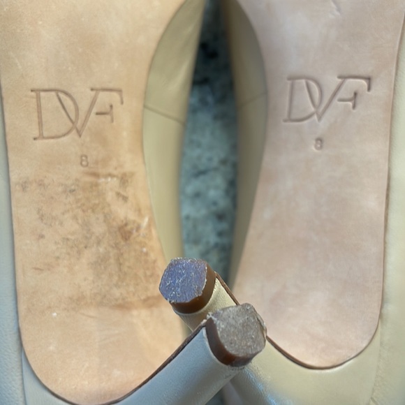 Diane von Furstenberg nude leather pump size 8, 3 inch. - Picture 7 of 8